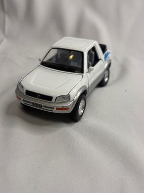 Kinsmart 1/32 Toyota RAV4 Cabriolet Right Hand Drive White w/ Pull Back Action